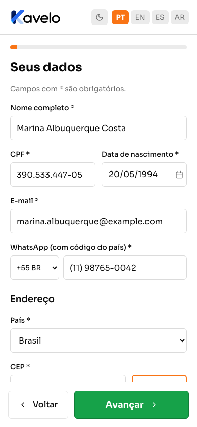Cliente preenchendo os dados pessoais no celular